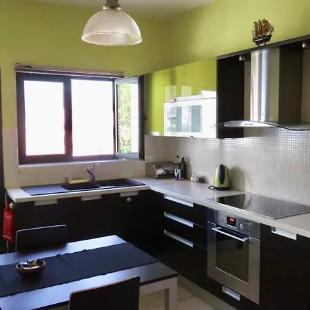 Alexi's Apartment. 1 Minute Walk To The Beach. Διαμέρισμα