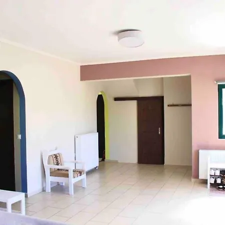Διαμέρισμα Alexi's Apartment. 1 Minute Walk To The Beach. *