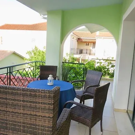 Alexi's Apartment. 1 Minute Walk To The Beach. Διαμέρισμα