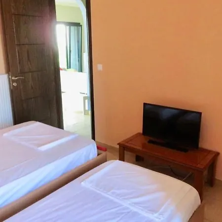Διαμέρισμα Alexi's Apartment. 1 Minute Walk To The Beach. *