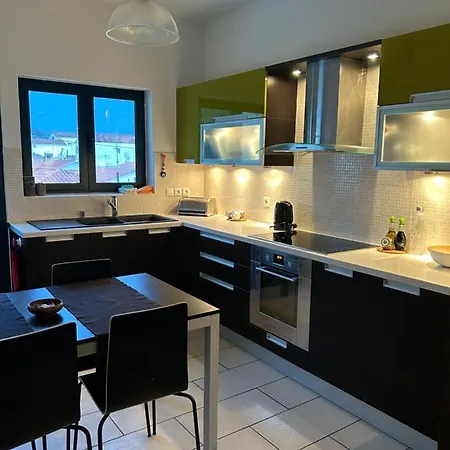 Alexi's Apartment. 1 Minute Walk To The Beach. * Σάμη