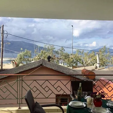 Alexi's Apartment. 1 Minute Walk To The Beach. アパート サミ