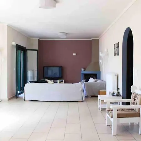 アパート Alexi's Apartment. 1 Minute Walk To The Beach.