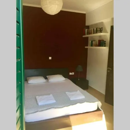 Alexi's Apartment. 1 Minute Walk To The Beach. サミ
